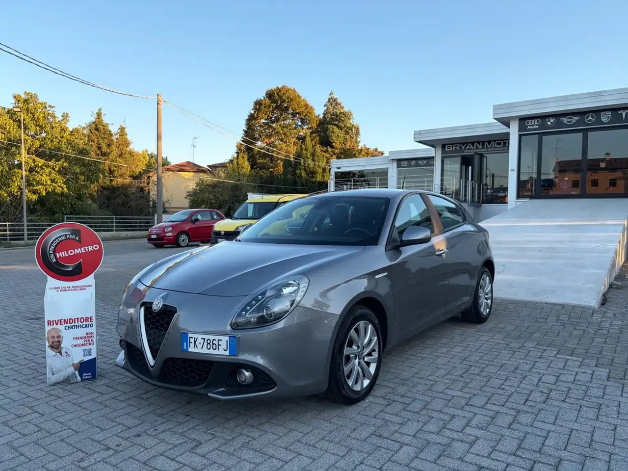 Foto 2 di 10