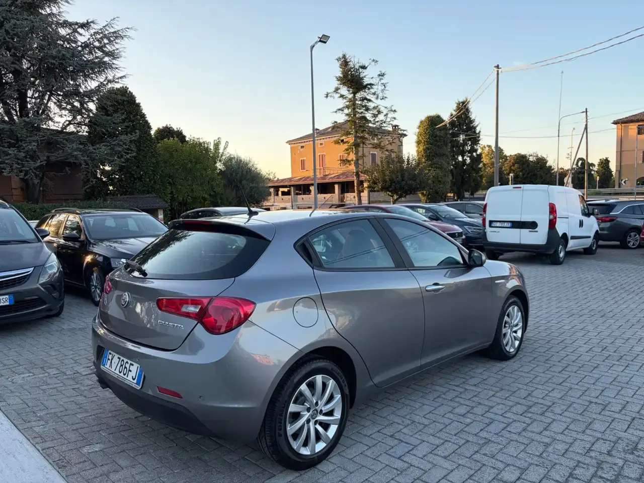 Foto 6 di 10
