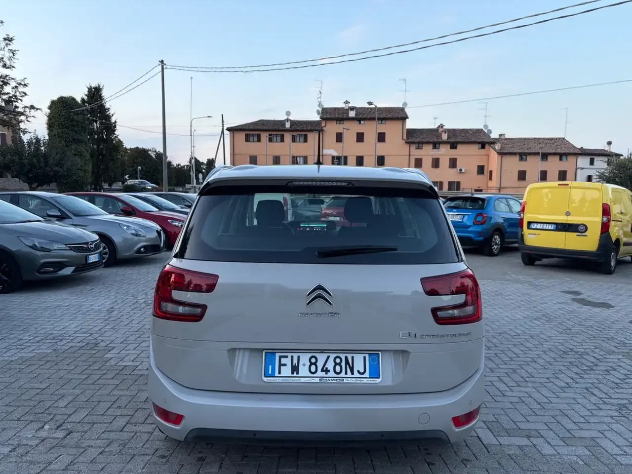 Foto 7 di 10