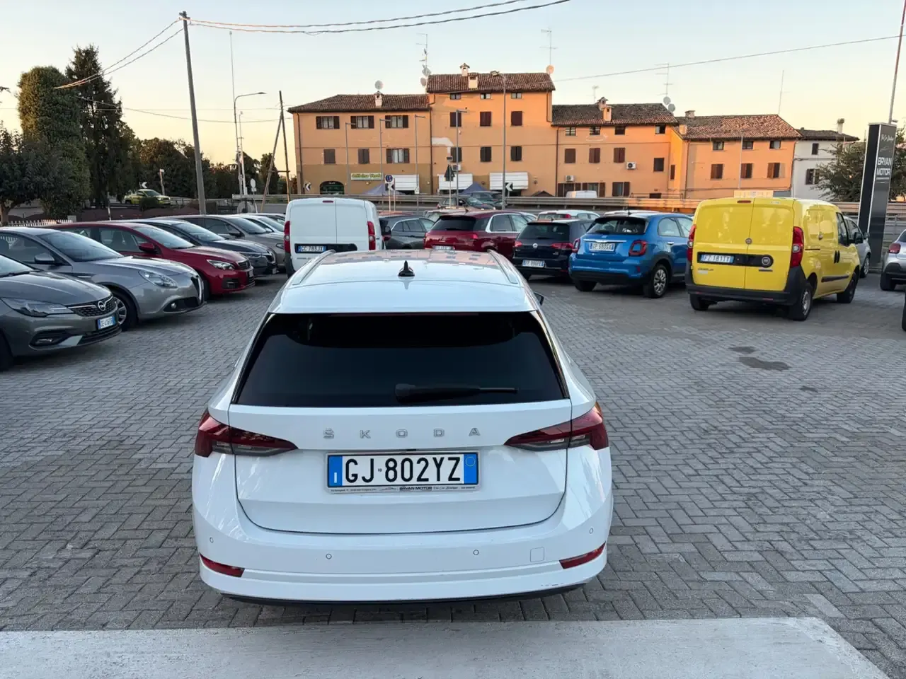 Foto 6 di 10