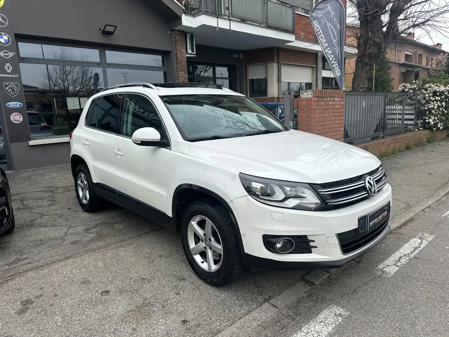 
								Volkswagen Tiguan full									