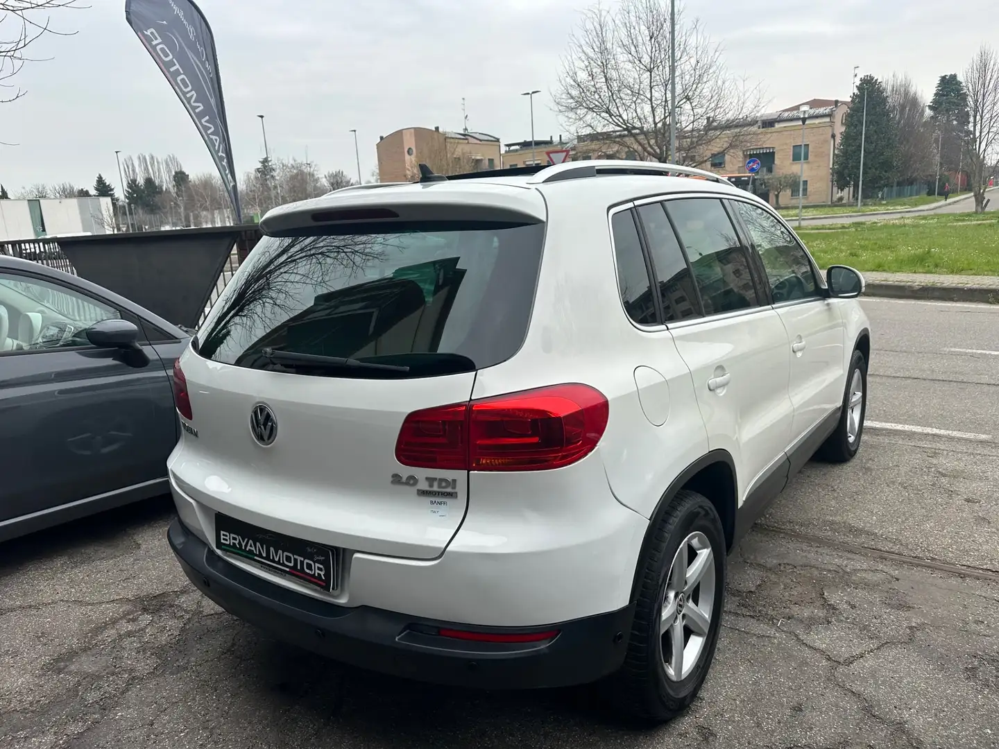 
								Volkswagen Tiguan full									